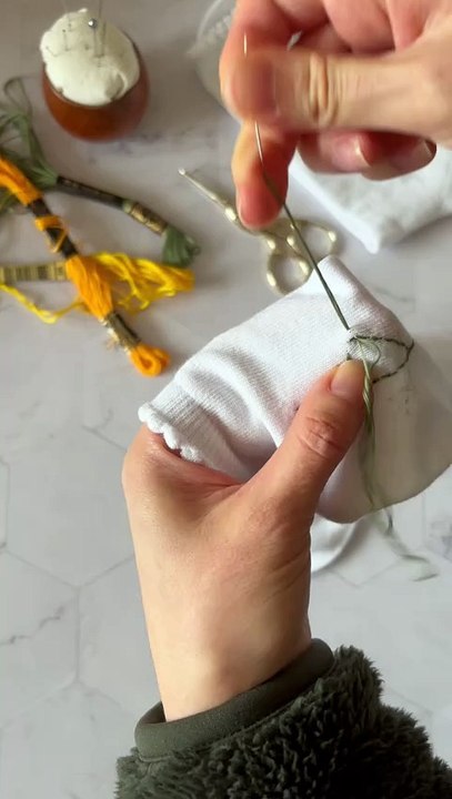 Chaussettes brodées à la maison, motif mimosas