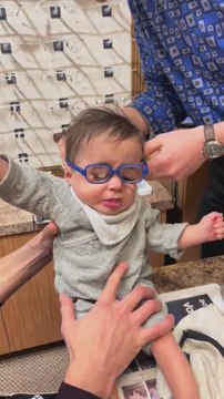 La emocionante reacción de un bebé con problemas visuales al ponerse las gafas por primera vez