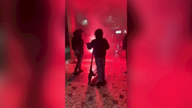 Fumogeni e petardi sotto i portici della stazione, i commercianti: «Ce li lanciano tra i piedi»