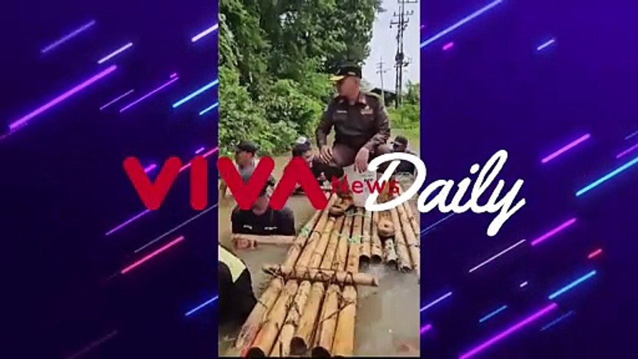 Dirut PDAM Bangkalan Naik Rakit saat Tinjau Banjir