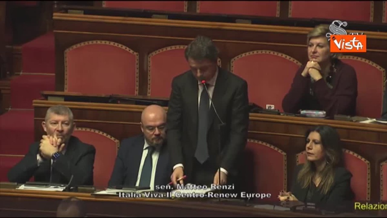 Renzi contro Delmastro in Senato: «Altro che Santanchè, nel governo c'è già un condannato ed è lui. Perché non ne parla?»
