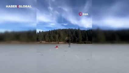 Buz tutan gölette kızağa bindiler