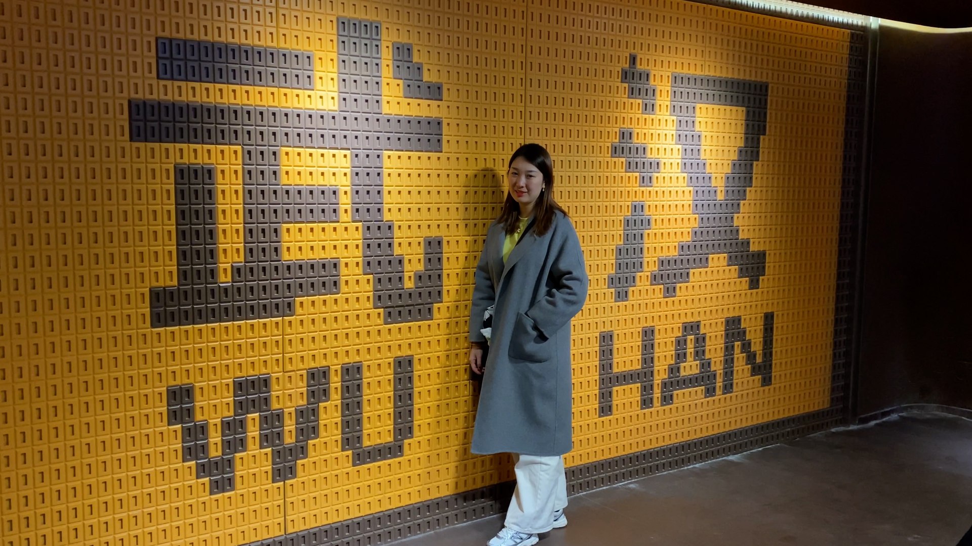 Cinco a�os despu�s de que el mundo cambiara, regresamos a Wuhan, la ciudad que en su momento fue confinada debido a un extra�o virus que a�n no ten�a nombre ni se sab�a c�mo se transmit�a. Con m�s de 11 millones de habitantes, Wuhan, una ciudad m�s grande que Nueva York o Londres, se convirti� en el epicentro global de una pandemia que dej� m�s de siete millones de muertos en todo el mundo.

Nuestra visita nos lleva al mercado de mariscos y animales salvajes, identificado como la zona cero del brote de Covid-19. En este lugar, ahora cerrado, se comercializaban m�s de 40 especies de animales, tanto vivos como muertos, desde puercoespines hasta perros mapache. Este �ltimo animal ha sido considerado por muchos como un posible hu�sped intermedio del virus antes de que llegara a los humanos. Sin embargo, a�n persisten numerosas inc�gnitas sobre c�mo se produjo exactamente la cadena de contagios.

La teor�a m�s aceptada entre los cient�ficos sostiene que el virus se origin� en los murci�lagos, salt� a otro animal vendido en este mercado, y de ah� se transmiti� a los humanos. Sin embargo, a�n se desconoce qui�n fue el primer paciente y cu�ndo exactamente comenz� la circulaci�n del Covid-19. Adem�s, algunas teor�as, especialmente en foros cient�ficos, sugieren que el brote pudo haberse originado por una fuga en el laboratorio de bioseguridad m�xima de Wuhan, que investiga pat�genos altamente contagiosos, como los coronavirus de murci�lago.