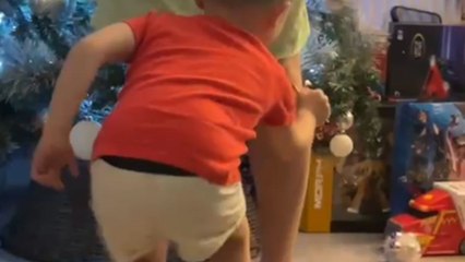 Kid teams up with Mom to prank Dad with a claw clip