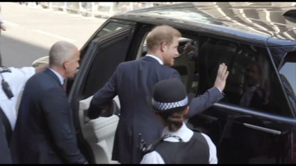 Il principe Harry vince: avrà un "sostanzioso risarcimento" da Murdoch