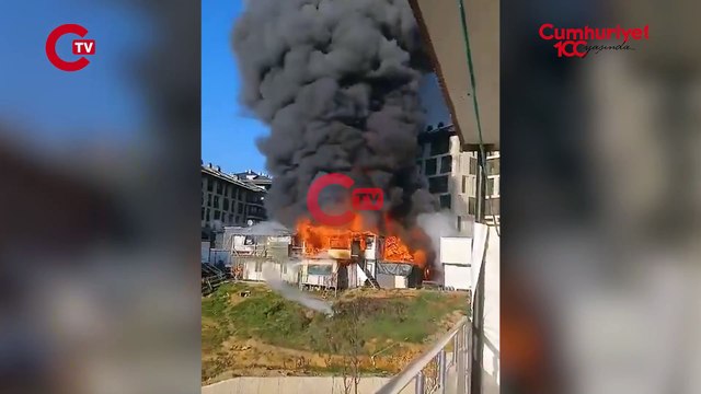 İstanbul Çamlıca'da konteynerlerde yangın çıktı.