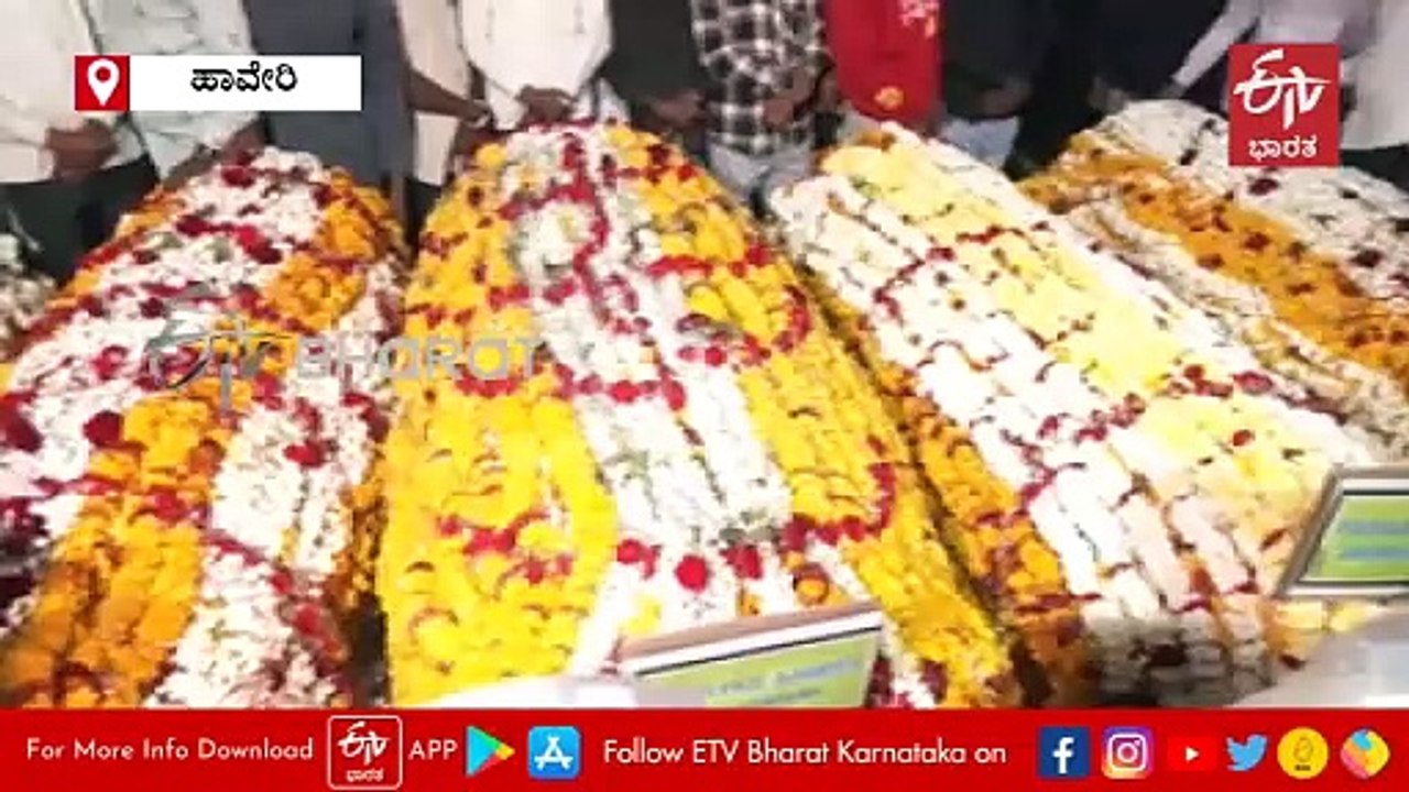 ಹಾವೇರಿ: ಯಲ್ಲಾಪುರ ಭೀಕರ ಅಪಘಾತದಲ್ಲಿ ಮೃತಪಟ್ಟ 10 ಜನರ ಅಂತ್ಯಕ್ರಿಯೆ; ಮುಗಿಲು ಮುಟ್ಟಿದ ಆಕ್ರಂದನ