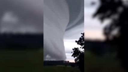 Un impressionnant orage supercellulaire envahit le ciel au Brésil