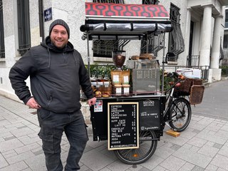 Adrien parcourt Lyon à vélo pour vendre des cafés, son concept cartonne