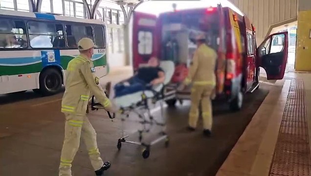 Idosa cai dentro de ônibus do transporte coletivo e fica ferida