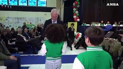 Il ministro Zangrillo tra i bimbi di Caivano: "Voi esempio per l'Italia"