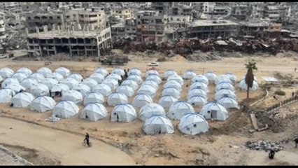 A Gaza volontari montano delle tendopoli per gli sfollati
