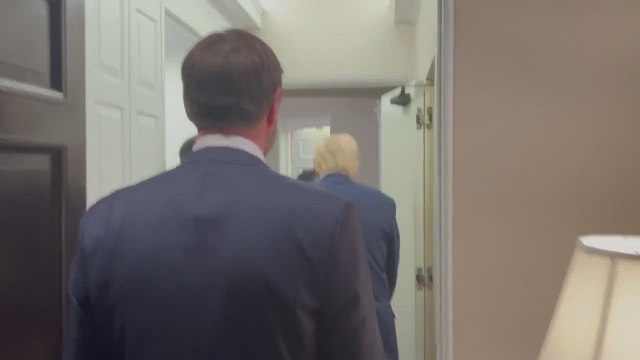 JD Vance's memorable first visit: escorted by President Trump to the Oval Office