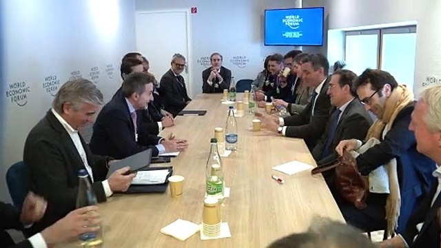 Sánchez se reúne en Davos con los empresarios del Ibex 35