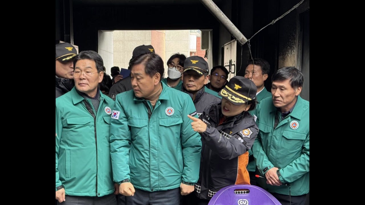 김관영 전북지사, 격포항 수산시장 화재 현장 방문...복구 논의 / YTN