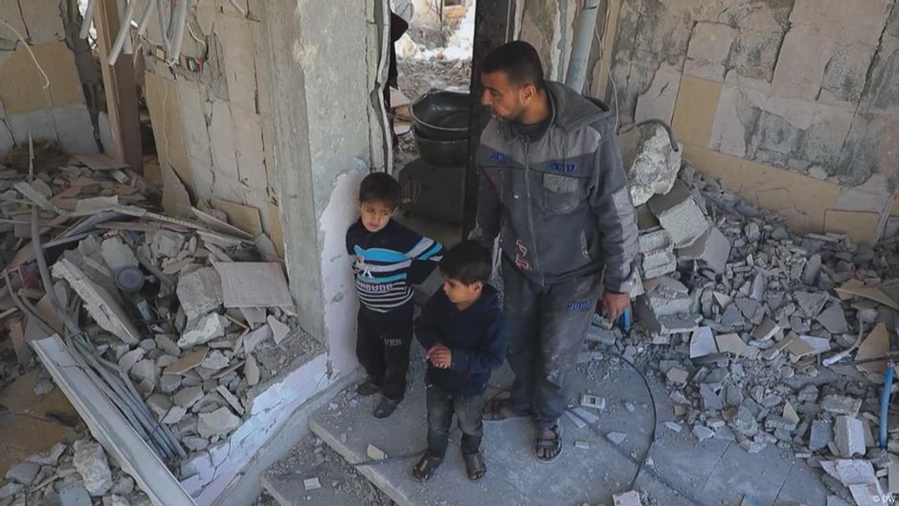 آلاف الفلسطينيين يعودون إلى أنقاض منازلهم في قطاع غزة