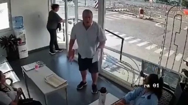 Misiones: un periodista atacó con un matafuego a inspectores porque no pudo renovar su licencia