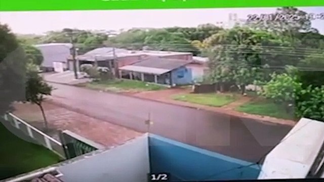 Câmera de segurança registra veículo Uno vermelho fugindo de acidente no Parque São Paulo