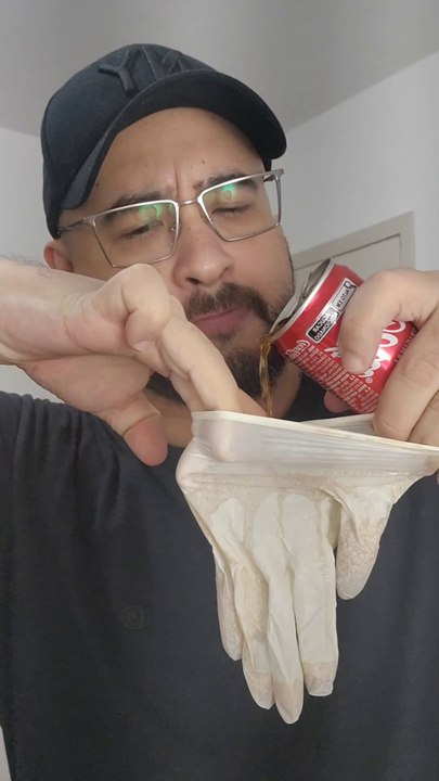 Opening and drinking Coca-Cola. / Abrindo e bebendo Coca-Cola