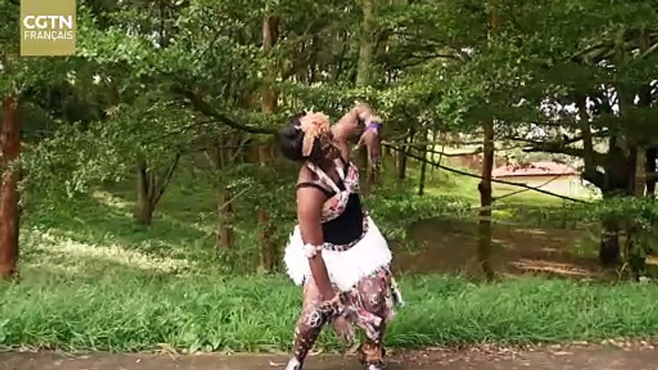 Découvrez la nature à travers la danse de Mme B...