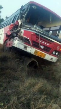 ರಾಯಚೂರು: ಬಸ್ ಹಾಗೂ ಟ್ರ್ಯಾಕ್ಟರ್ ನಡುವೆ ಭೀಕರ ಅಪಘಾತ; ಕೂಲಿ ಕಾರ್ಮಿಕ ಮಹಿಳೆ ಸಾವು, 18 ಮಂದಿಗೆ ಗಾಯ