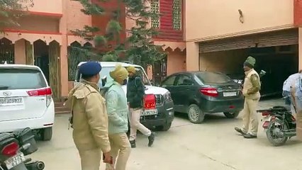 बेतिया: जिला शिक्षा पदाधिकारी के घर पर विजिलेंस की छापेमारी, भारी मात्रा में कैश बरामद, नोट गिरने वाली मंगाई गई है मशीन।