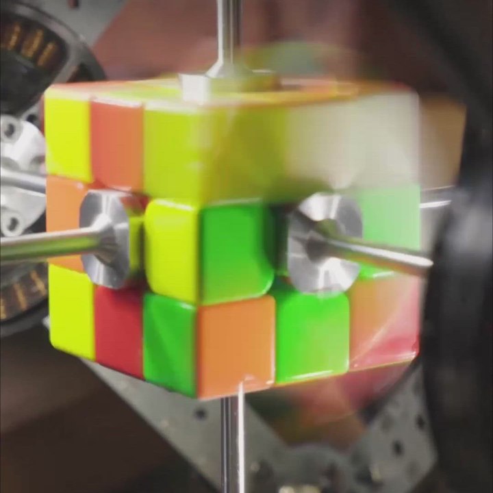 Así se ve el récord del mundo en resolver un cubo de Rubik por un robot: solo necesita 0,203 segundos