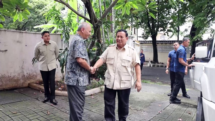 Momen Penuh Hormat Prabowo ke Emil Salim, Minta Maaf Saya Baru Datang Sekarang