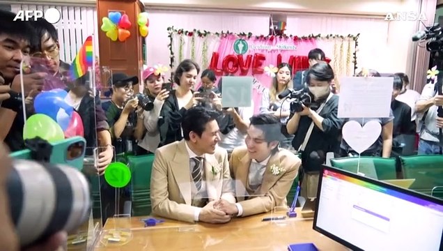 Thailandia, in vigore la legge sui matrimoni Lgbtq+: celebrati i primi si'