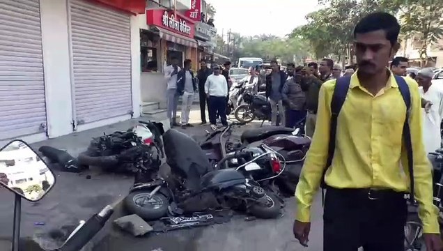 तेज रफ्तार कार ने घर के बाहर और ए टी एम को मारी टक्कर , टक्कर में कई गाड़ी हुई क्षतिग्रस्त पुलिस जुटी जांच में ।