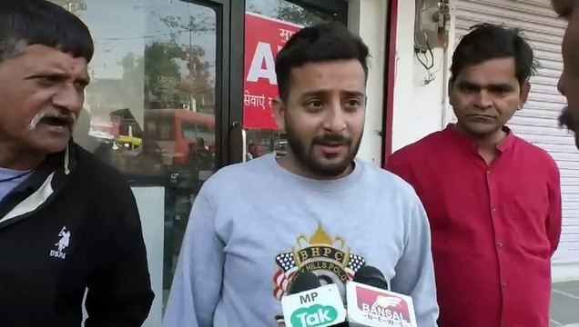 तेज रफ्तार कार ने घर के बाहर और ए टी एम को मारी टक्कर , टक्कर में कई गाड़ी हुई क्षतिग्रस्त पुलिस जुटी जांच में ।