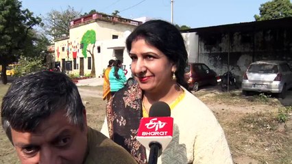 हेल्थ और फिजिकल चुनौतियों के बीच मतदान करने पहुंच रहे है मतदाता, घर से न निकलने वाले लोगों को दे रहे है बड़ा संदेश।