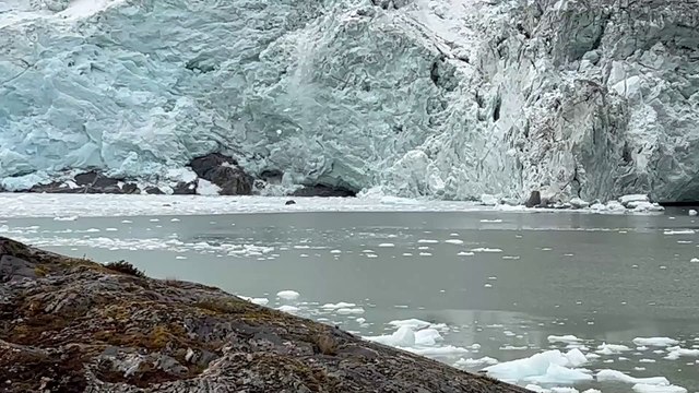 Desprendimiento de hielo en la pared del glaciar Porter, en la Patagonia chilena