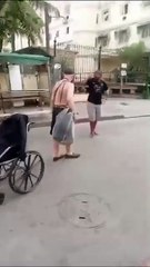 Transporta corpo da mãe em cadeira de rodas