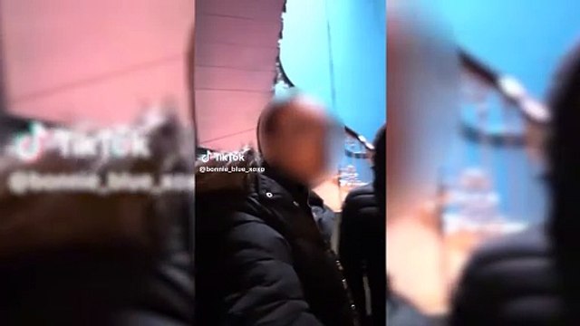 Mãe briga e tira filho de fila onde modelo transou com 1.000 homens