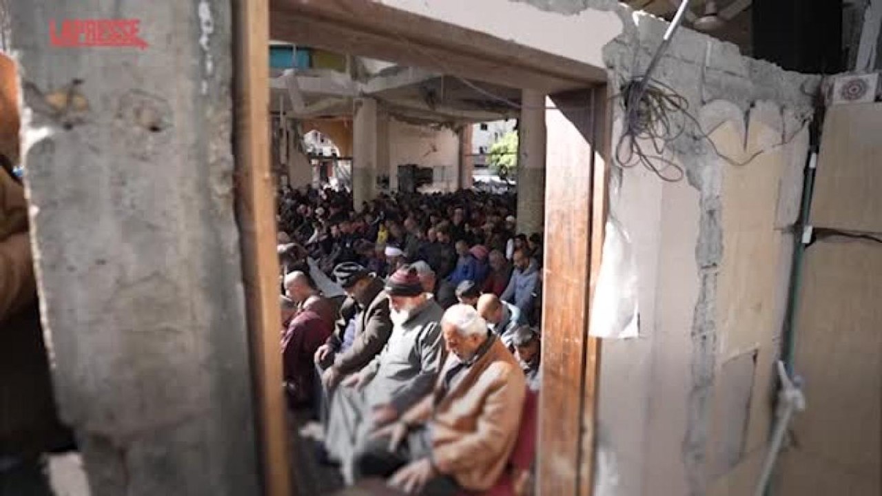 Palestinesi pregano tra le rovine delle loro case nella Striscia di Gaza