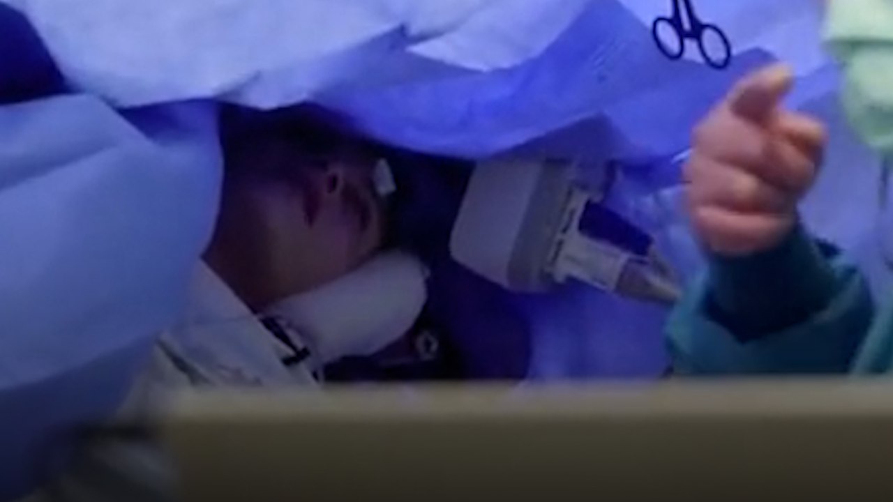 Sängerin hat ihre Stimme zurück, nachdem ein Tumor im Gehirn entfernt wurde, der sie „taub' machte