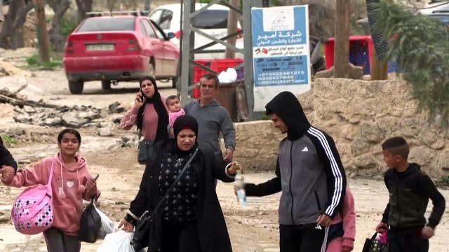فلسطينيون يغادرون مخيم جنين في شمال الضفة الغربية تنفيذا لأوامر الجيش الإسرائيلي