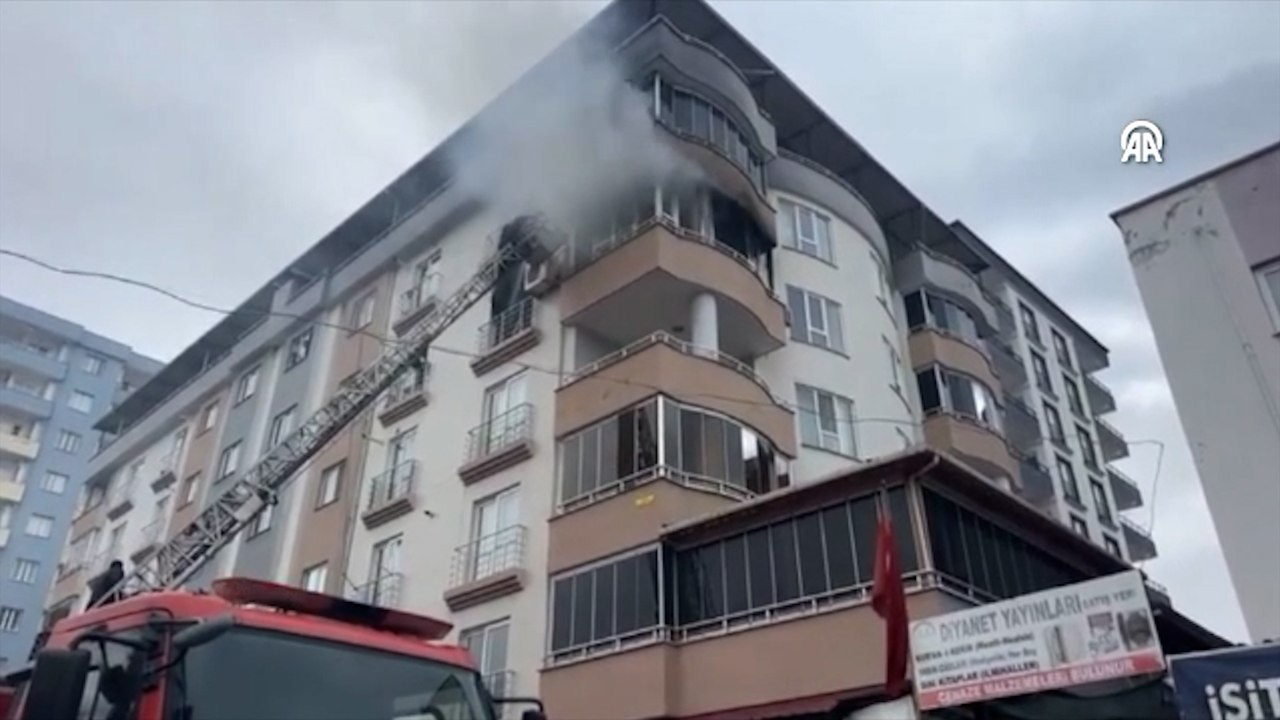 Osmaniye'de çıkan yangında çatıda mahsur kalanlar itfaiye ekiplerince kurtarıldı