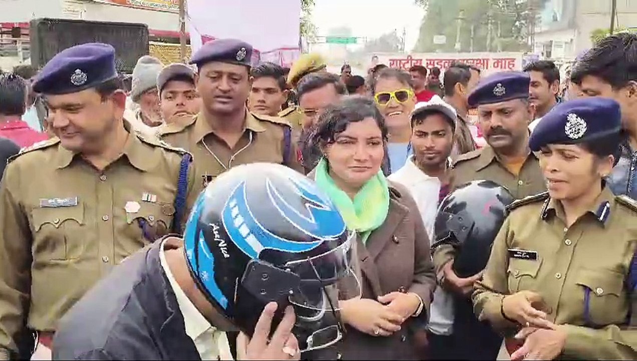 राष्ट्रीय सड़क सुरक्षा को लेकर जिला कलेक्टर व  पुलिस अधीक्षक ने वाहन चालकों को किया जागरूक,हेलमेट देकर उपयोग करने के लिए की समझाइश