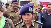 राष्ट्रीय सड़क सुरक्षा को लेकर जिला कलेक्टर व  पुलिस अधीक्षक ने वाहन चालकों को किया जागरूक,हेलमेट देकर उपयोग करने के लिए की समझाइश