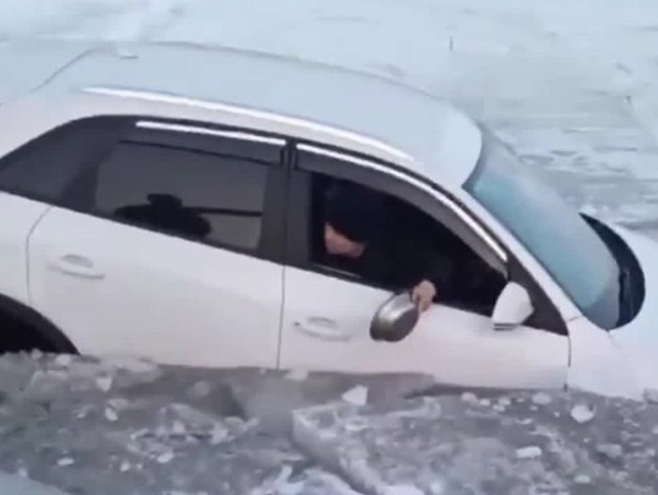 Rettungsversuche scheitern: Mann bricht mit Auto ins Eis ein