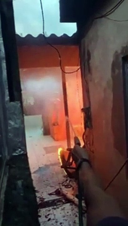 PM atua em combate à incêndio e resgata idosa presa em corredor tomado por chamas em Praia Grande