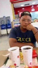 Pego no flagra! Homem é visto com amante em shopping e esposa vê tudo