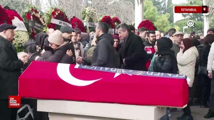 Yangında ölen Fenerbahçeli yüzücü Vedia Nil Apak ile annesi, toprağa verildi