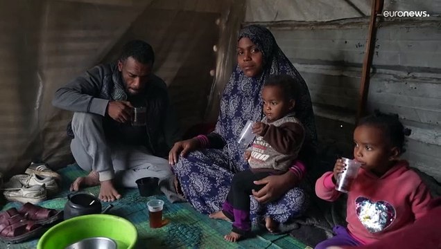 غرقت كل الأغطية في الماء أثناء نوم بناتي .. الشتاء القاسي يُغرق خيام النازحين الفلسطينيين بغزة