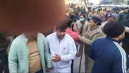 बड़कोट में फर्जी मतदान को लेकर बवाल, आपस में भिड़े विधायक संजय डोभाल और भाजपा कैंडिडेट