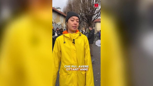 «Perché ci trattate così?». Migranti accampati al gelo in corso Verona per il permesso di soggiorno