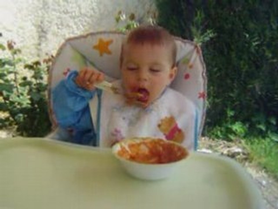 Tristan mange tout seul