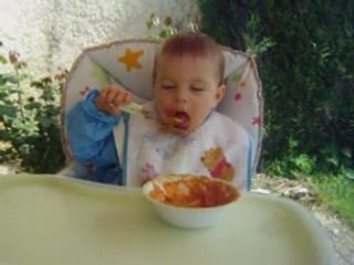 Tristan mange tout seul